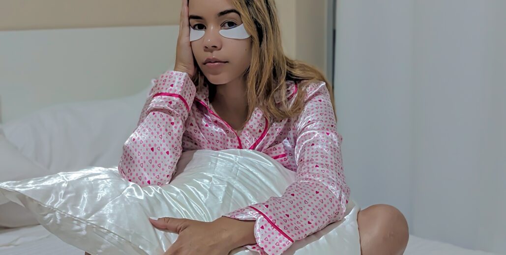 Revitalizing Travel Companion: My Experience with VIIcode O2M Oxygen Eye Mask for All Night Repair
